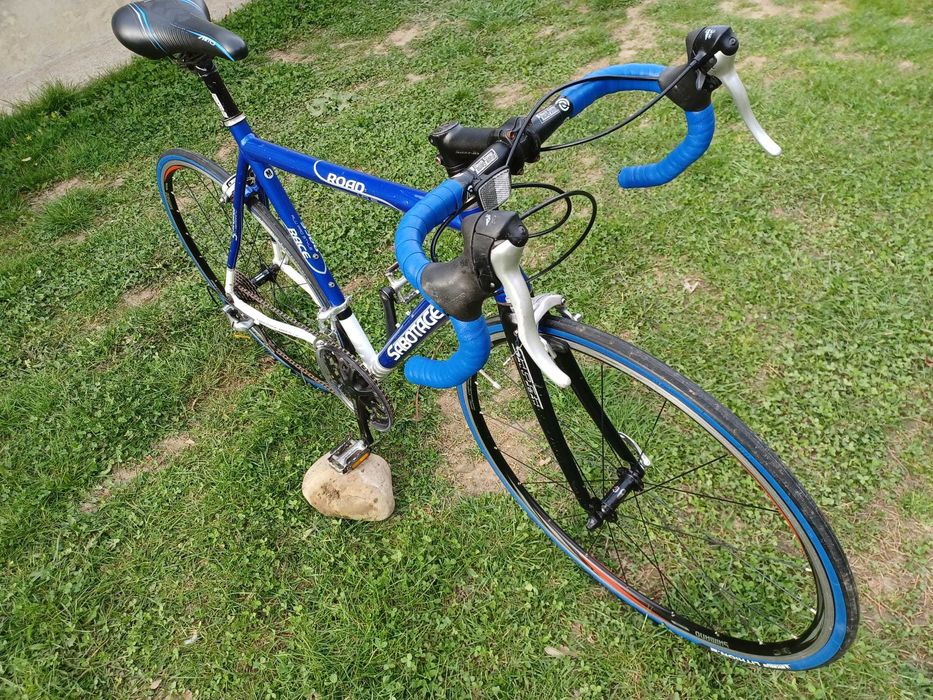 Bicicleta ,,semicursiera" Sabotage.