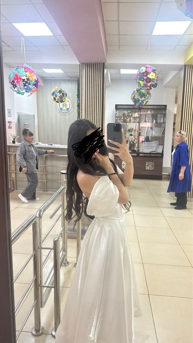 белое пышное платье, сияющее, красивое, переливается красивым светом
