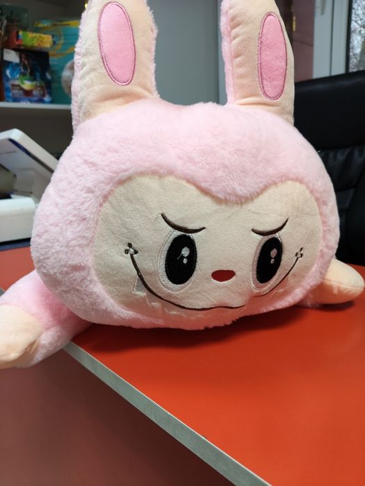 Лабубу игрушка и плед