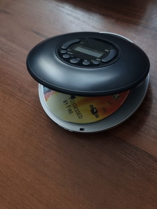 Cd плеер Bravo q802, (2 кабеля для использования)