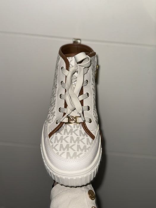Vând adidași Michael Kors originali, purtați o singură dată, în stare excelentă, fără defecte sau urme vizibile de uzură.