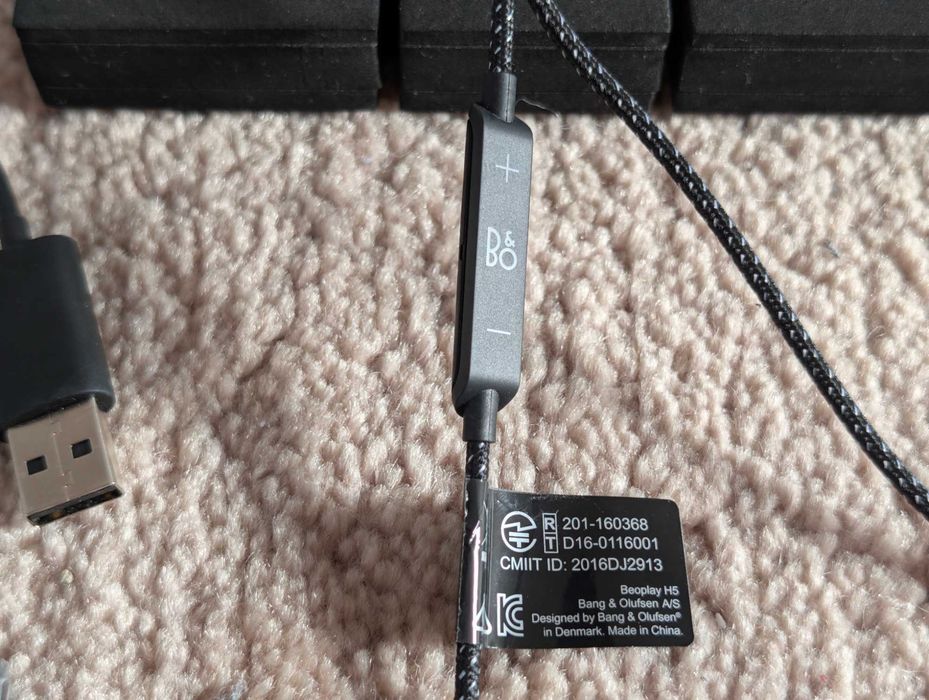 Casti Bluetooth Bang and Olufsen H5, in cutie