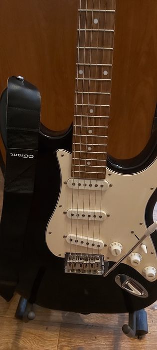 Vând chitara electrica nouă  C. Giant și amplificator