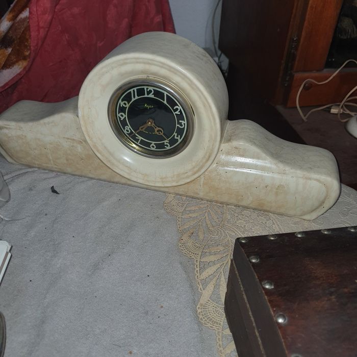 Vind aparate radio vechi.Pețurile sint negociabile.Am mai multe aparat