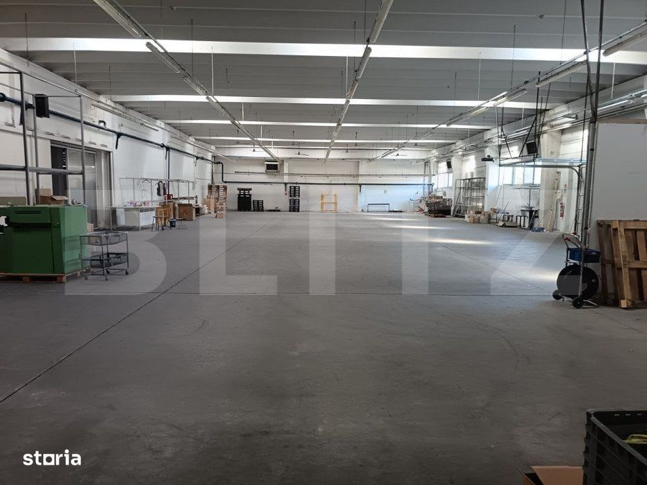 Cladire birouri , hala de productie, spatii depozitare, parcare si ter