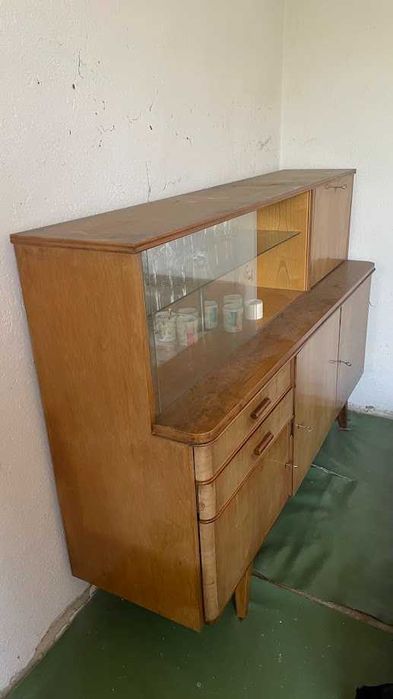 Продавам стар масивен шкаф