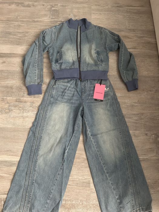Продаю новый джинсовый костюм для девочки