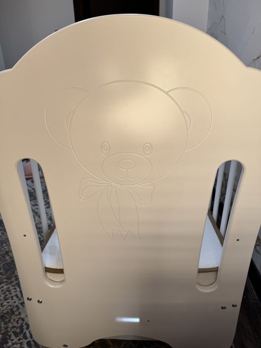 Люлеещо дървено легло с матрак и чекмеджета за съхранение.