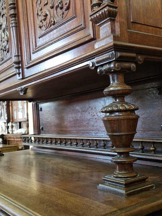 Ръчно резбован дъбов бюфет в стил Неоренесанс, налични два броя