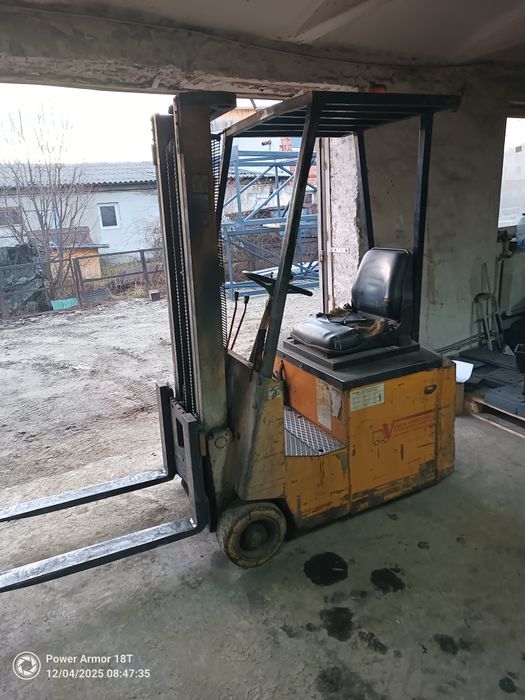 Vând stivuitor electric