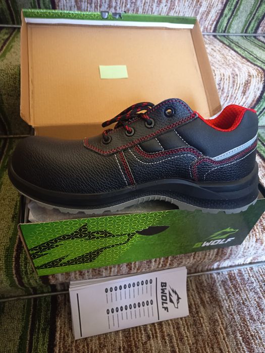 Продавам обувки работни