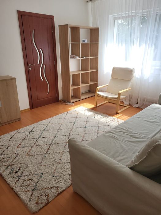Proprietar închiriez apartament cu trei camere semidecomandat in Bacău