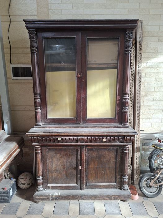 Антикварный буфет.