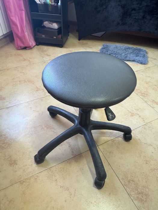 Стульчик на колесиках