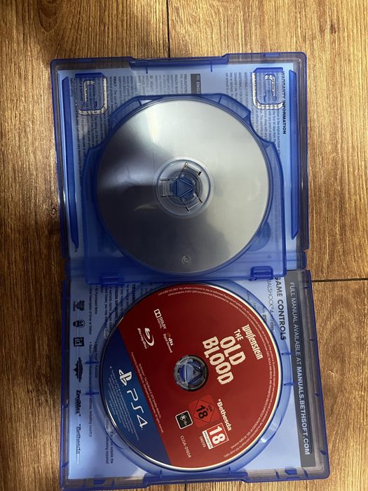 Consolă PlayStation 4 Fat 1TB + 2 Controllere DualShock 4 + 3 Jocuri (NFS Heat, Wolfenstein, DOA5)
