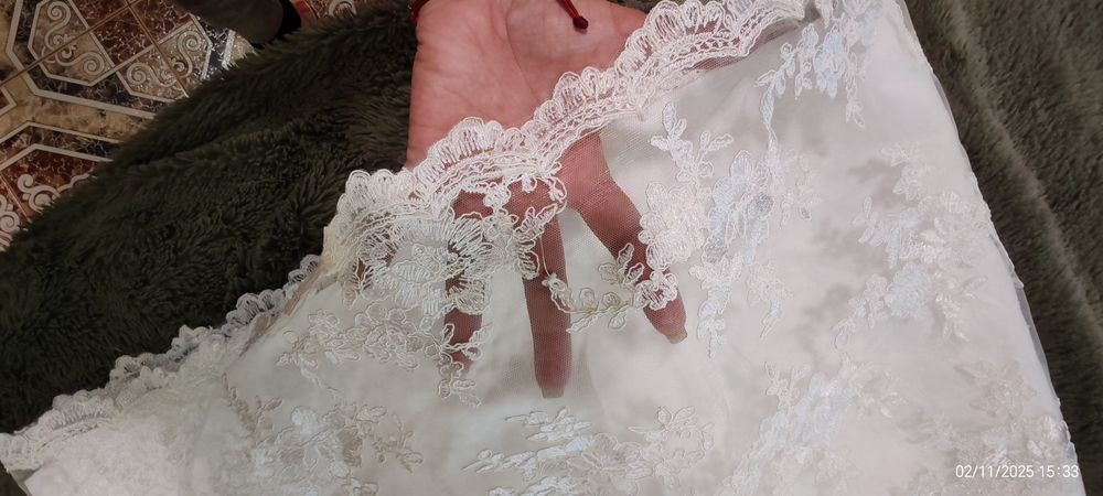 Бяла рокля под коляното