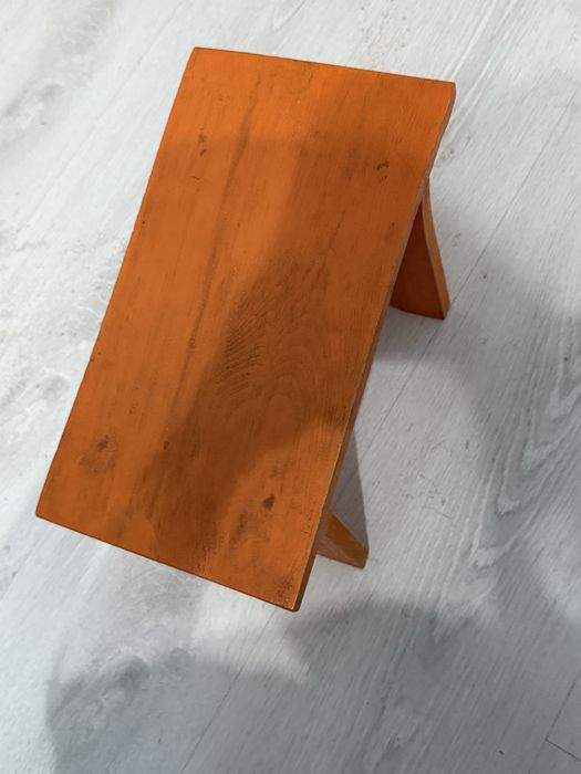 Деревянная табуретка под ногу