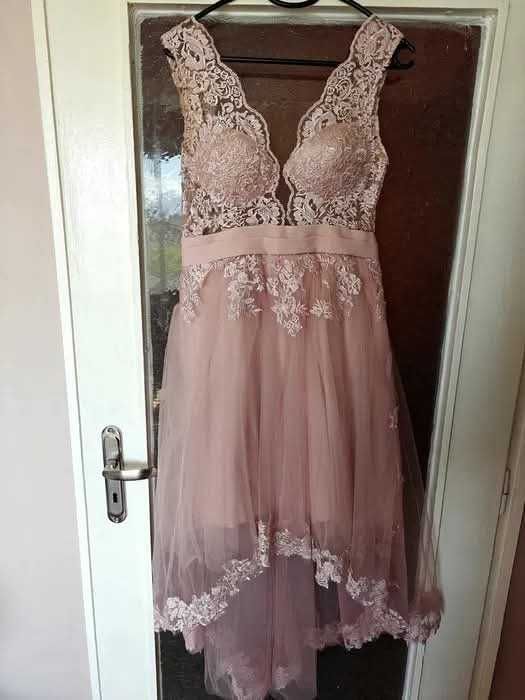 Официална рокля цвят пепел от рози с дантела и гол гръб