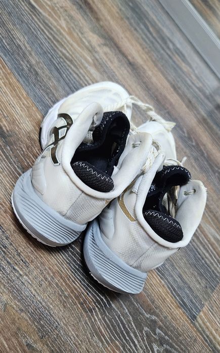 Кроссовки Asics Metarise золотистые