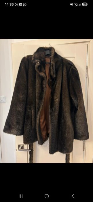 Haina de blana (nu stiu daca este naturala) dar superba