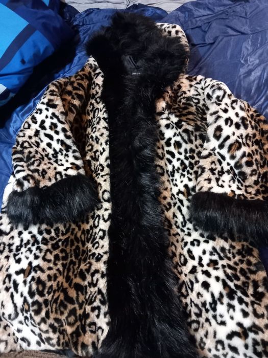 Vând haină de blana animal print