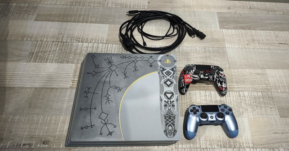 PS4 pro God of War theme с два диска и два джойстика