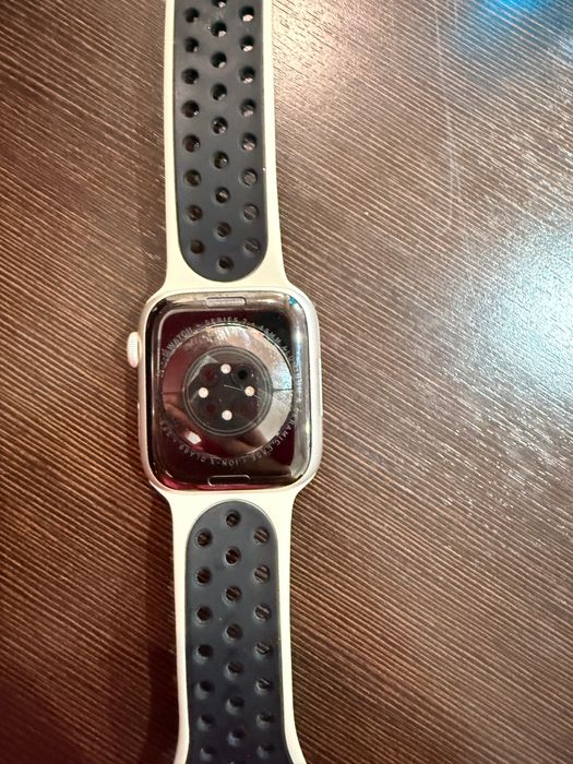 Продавам Apple Watch Series 7 в перфектно състояние. Часовникът е закупен чисто нов и е пазен изключително много. 150€