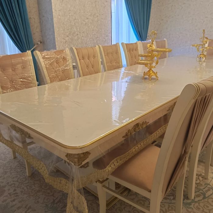 Стол и стуля гостиная