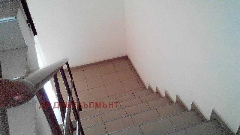 Евтин двустаен до Парк Гео Милев и църквата