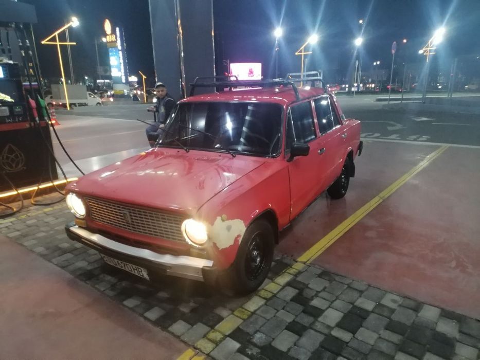 Jugili Yurib turgan rangi qizil bizinda