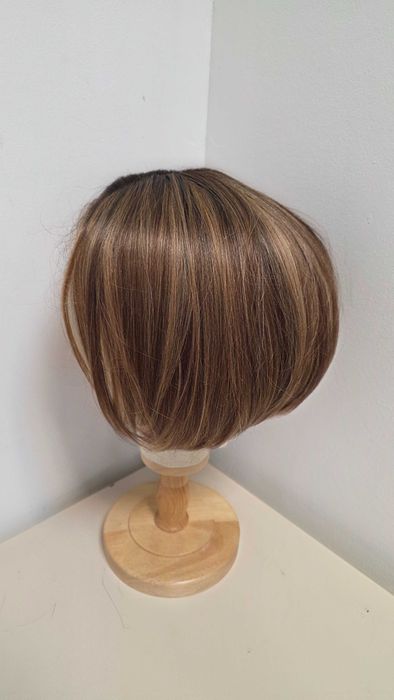 Perucă HAIRCUBE lace front bob asimetric șaten cu șuvițe caramel