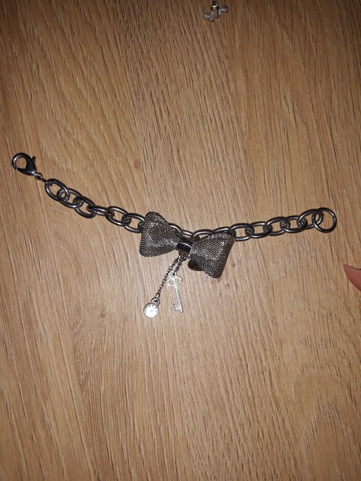 Гривна Guess сребриста,нова