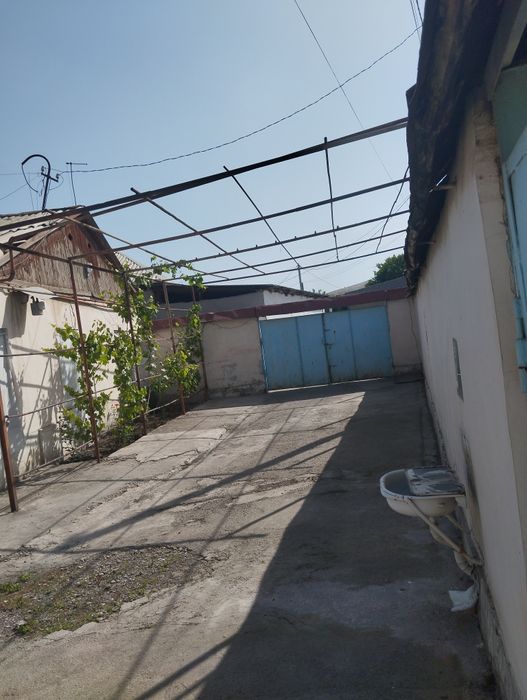 Xovli sotiladi yer narxida