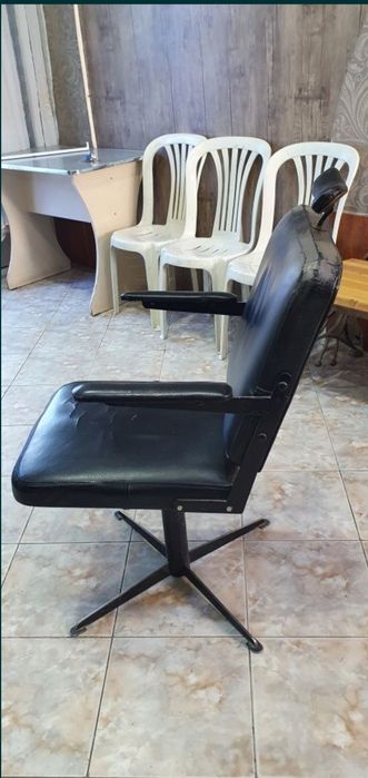 Продаётся  зеркало ,  со стеклянной  подставкой и тумбочкой и кресло