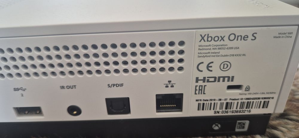 Vand X-box One S 1 TB plus 13 jocuri