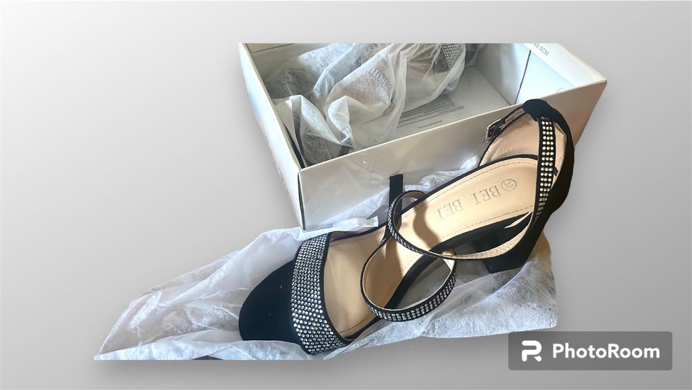 Pantofi negri cu pietre