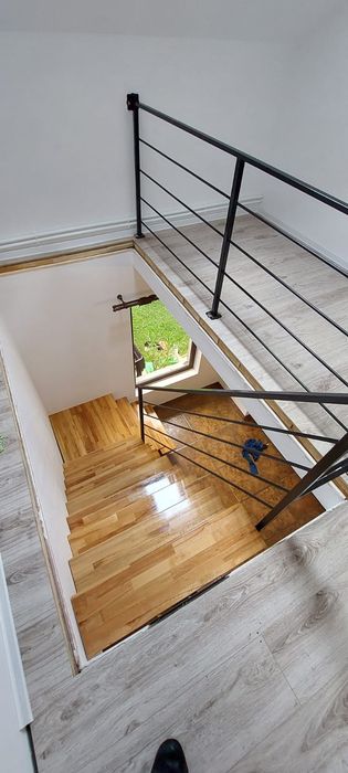 Scara metalica cu trepte din lemn
