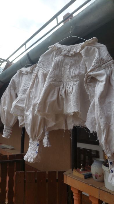 Vănd cămăși tradiționale din zona Beiușului.