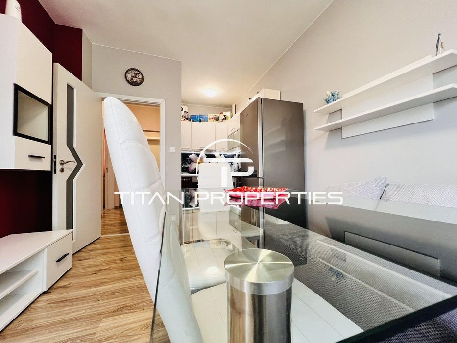 Дава се под наем Тристаен апартамент в Бургас, Център - 70 кв.м за 612 € - Снимка #2