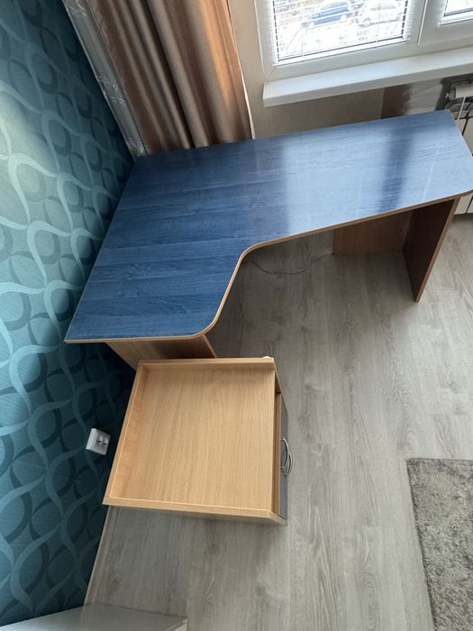 Бюро и контейнер