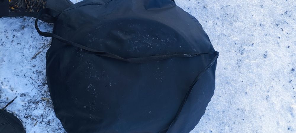 Палатка и ледобур для рыбалки