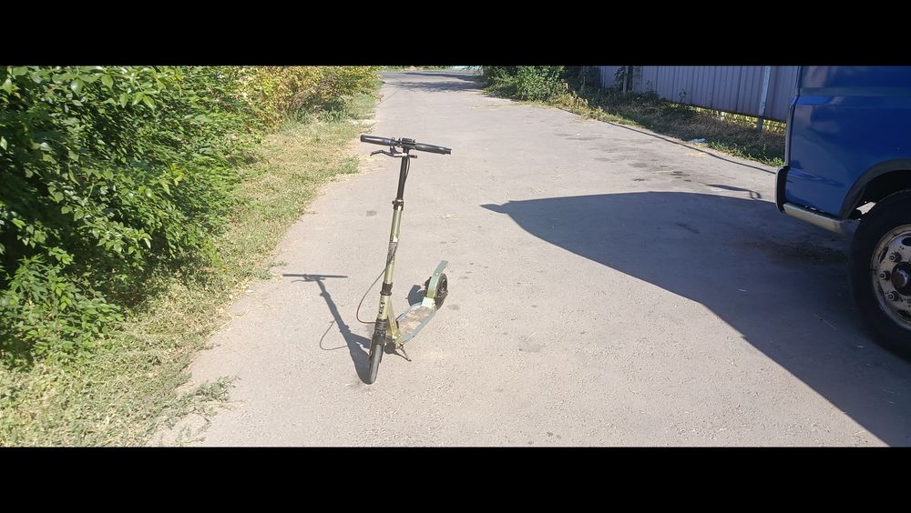 Самокат зелёный в хорошем состоянии
