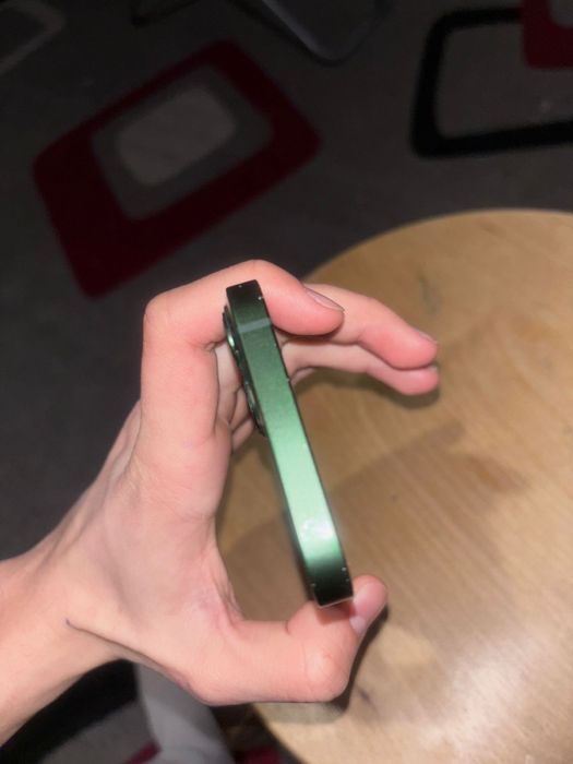 13 айфон , в хорошем состоянии