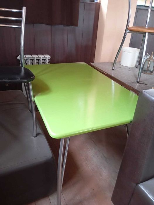 Продаю стол и стулья