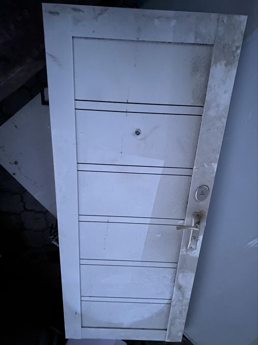 Белая дверь с глазком