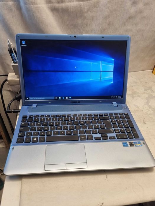 Laptop Samsung 15.6 inch Intel Core i3 6GB RAM 750GB HDD Windows 10 Pro