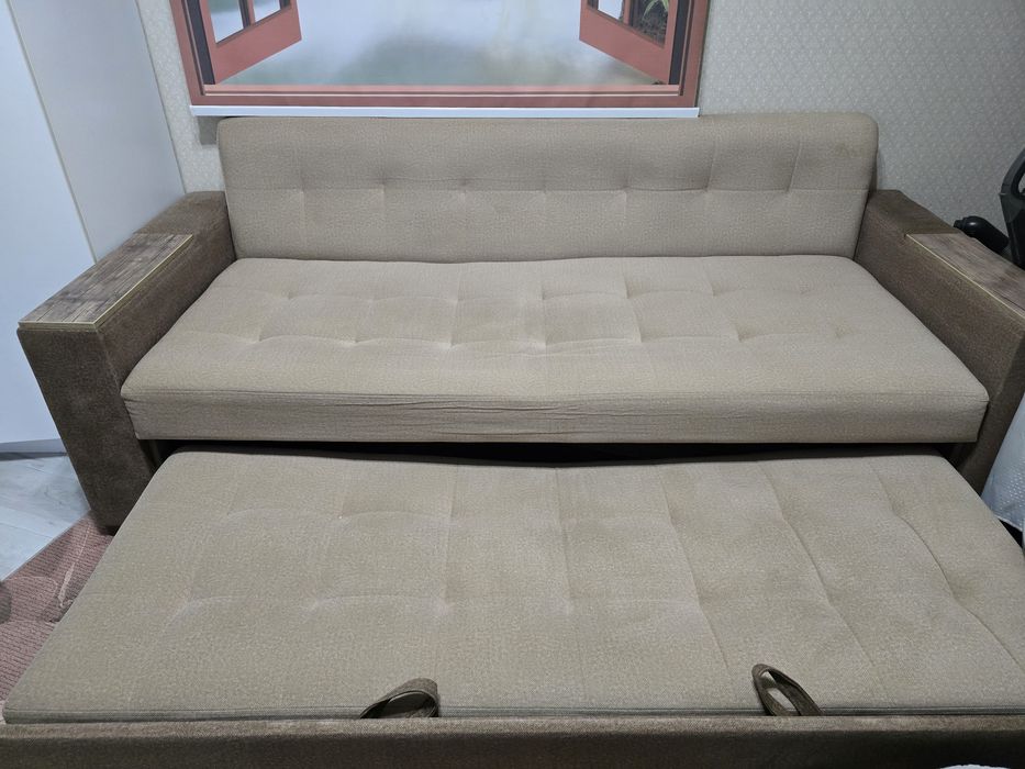 Продам диван бежевого цвета.