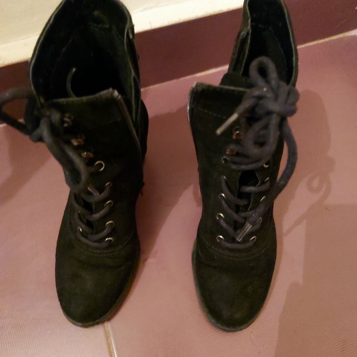 Vind ghete marimea 35.