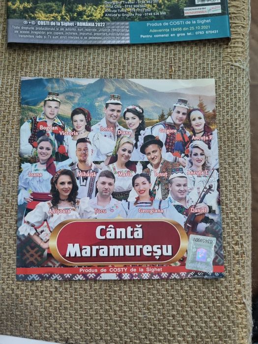 Vand câteva coperți de cd -uri si doua de casete