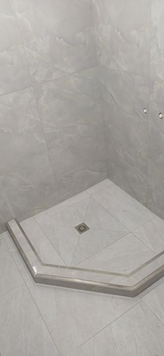 Профессиональный мастер по укладке плитки.